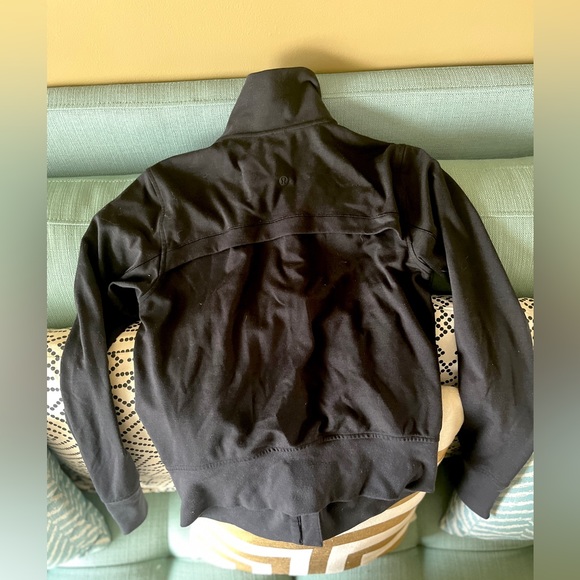 Lululemon jacket size 8 - Picture 3 of 3